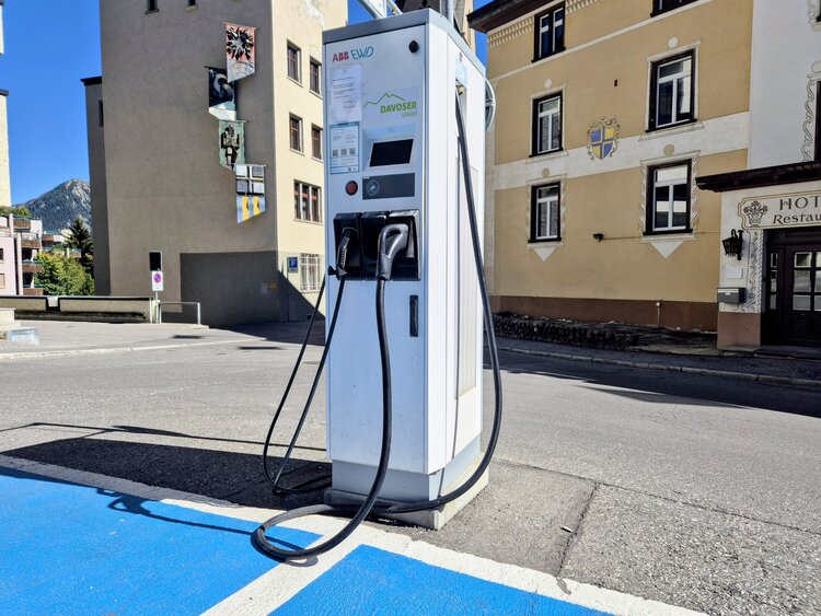 EWD und AVIA VOLT bauen die &ouml;ffentliche Ladeinfrastruktur in Davos gemeinsam aus